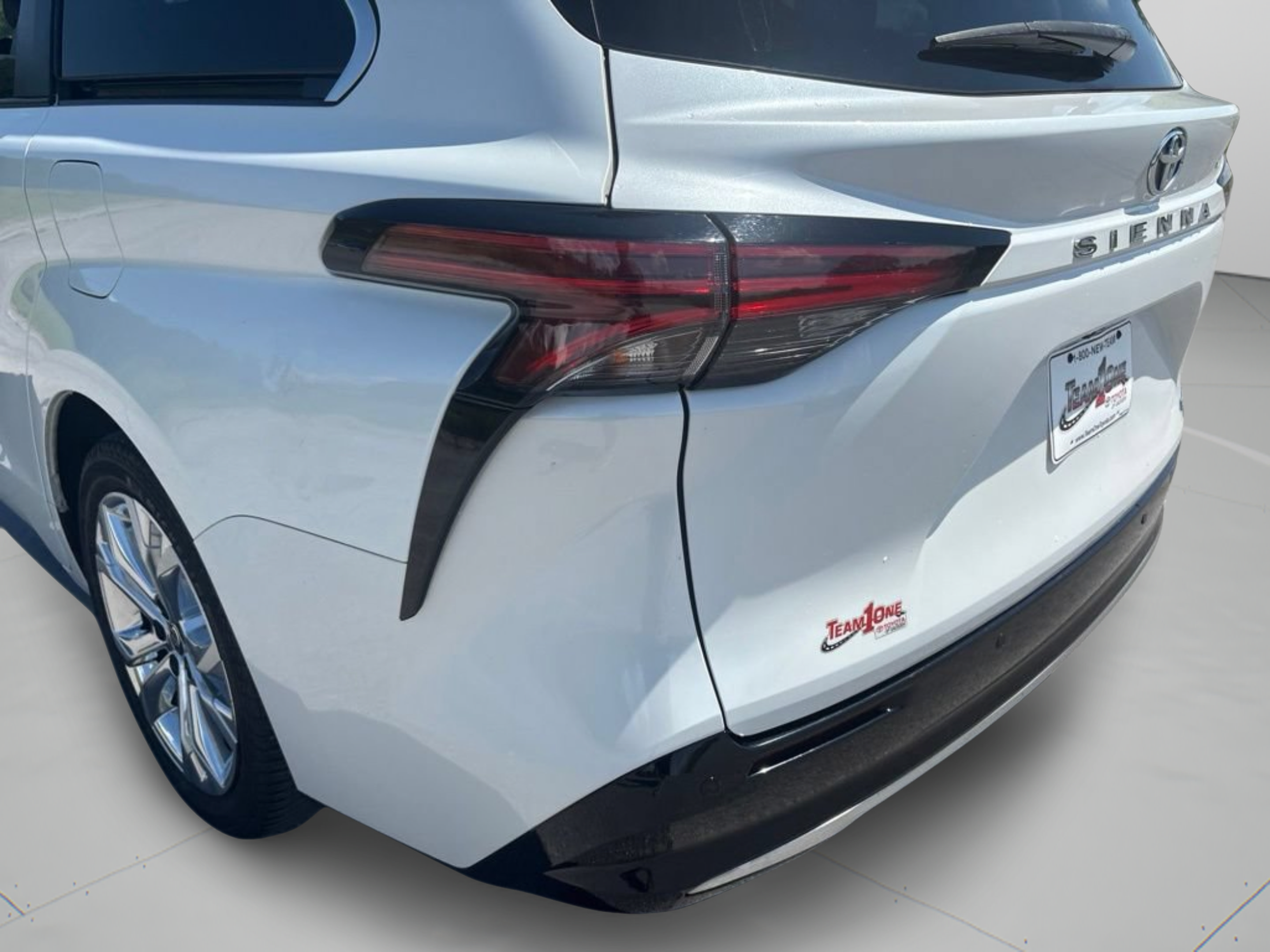 Used 2022 Toyota Sienna Platinum FWD image 31