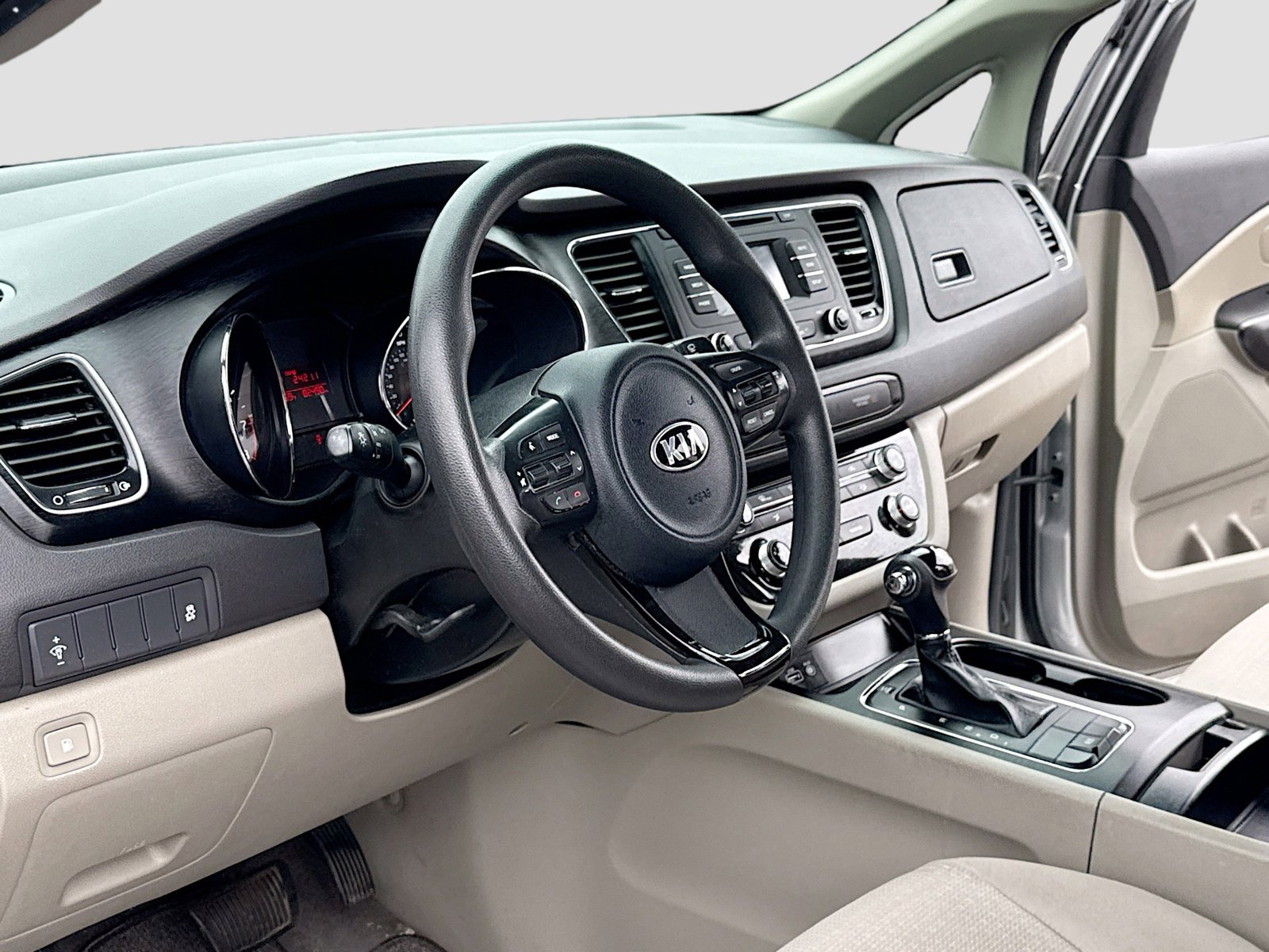 Used 2016 Kia Sedona L FWD image 4