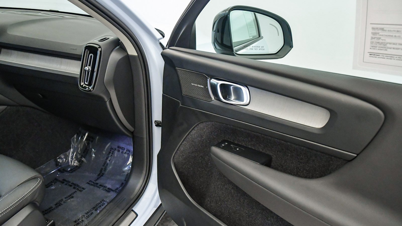 Certified 2025 Volvo XC40 B5 Ultra w/ Climate Package image 17