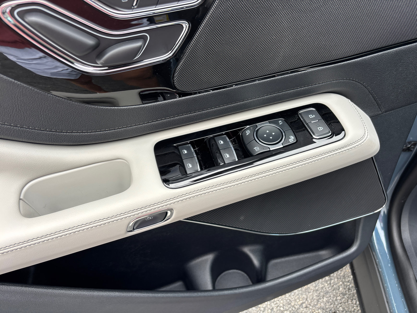 New 2026 Lincoln Aviator AWD image 13
