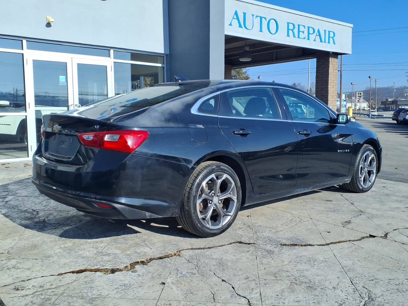 Used 2017 Chevrolet Malibu LT image 3