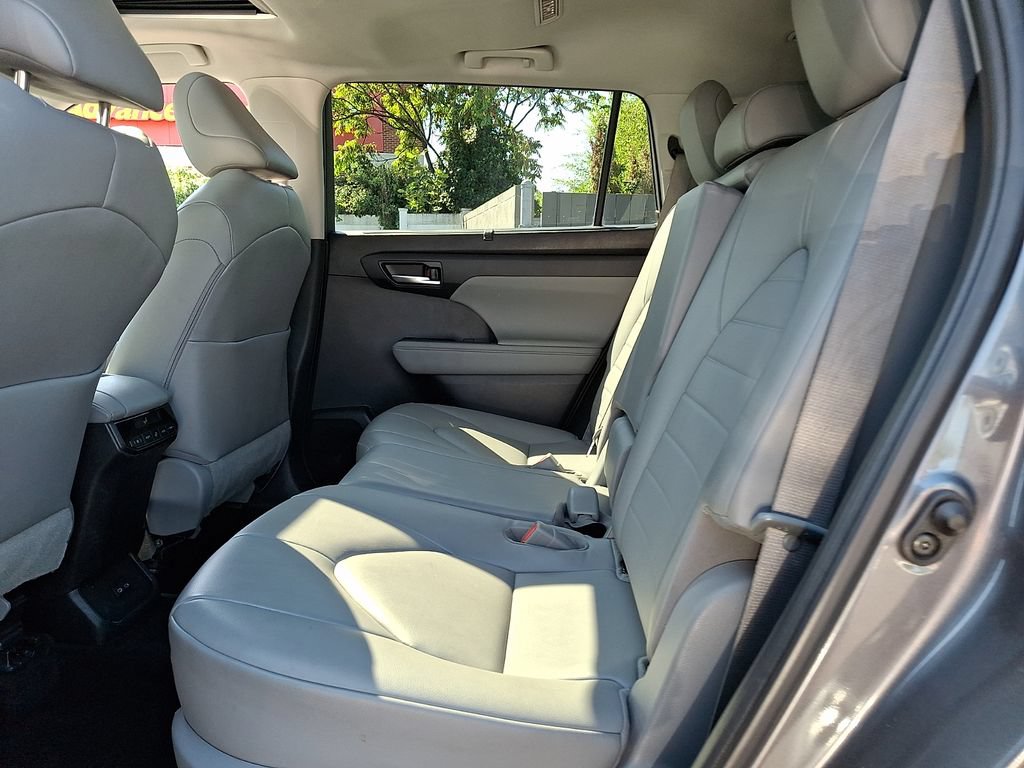 Used 2023 Toyota Highlander XLE FWD image 10