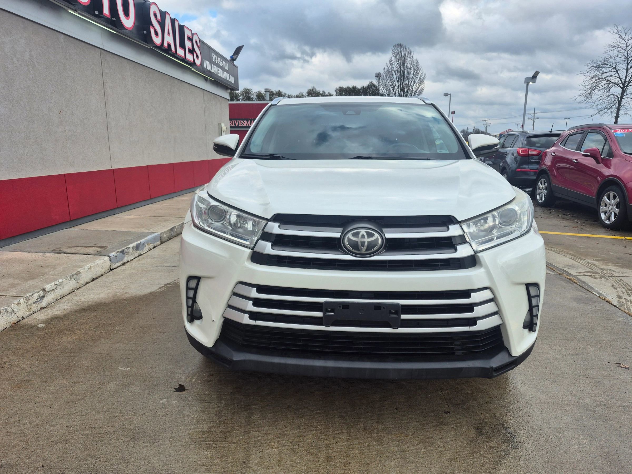 Used 2017 Toyota Highlander XLE image 2