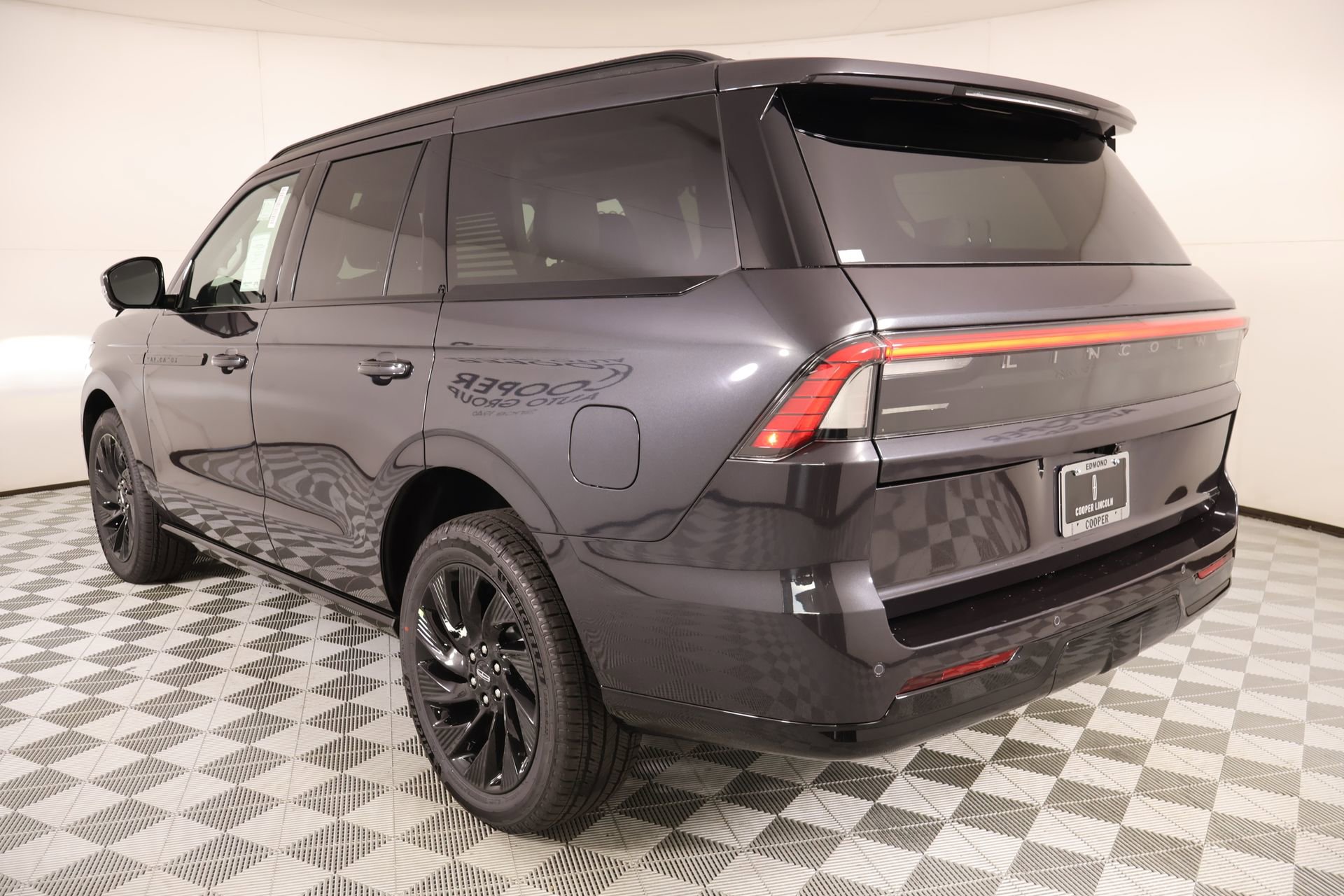 New 2026 Lincoln Navigator Reserve w/ Jet Appearance Package AWD/4WD image 25