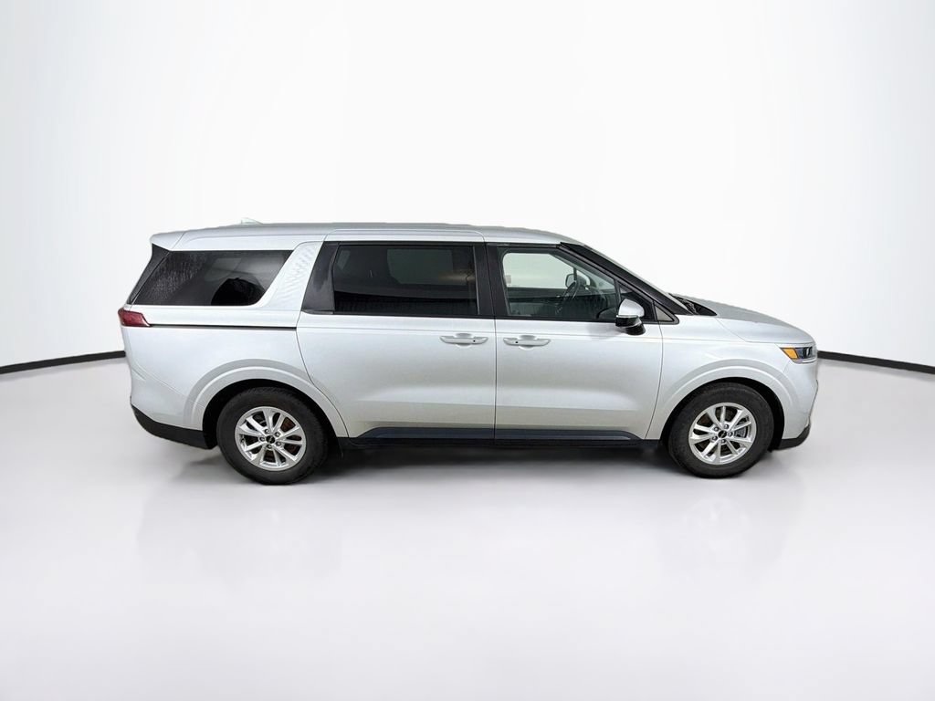 Used 2023 Kia Carnival LX FWD image 4