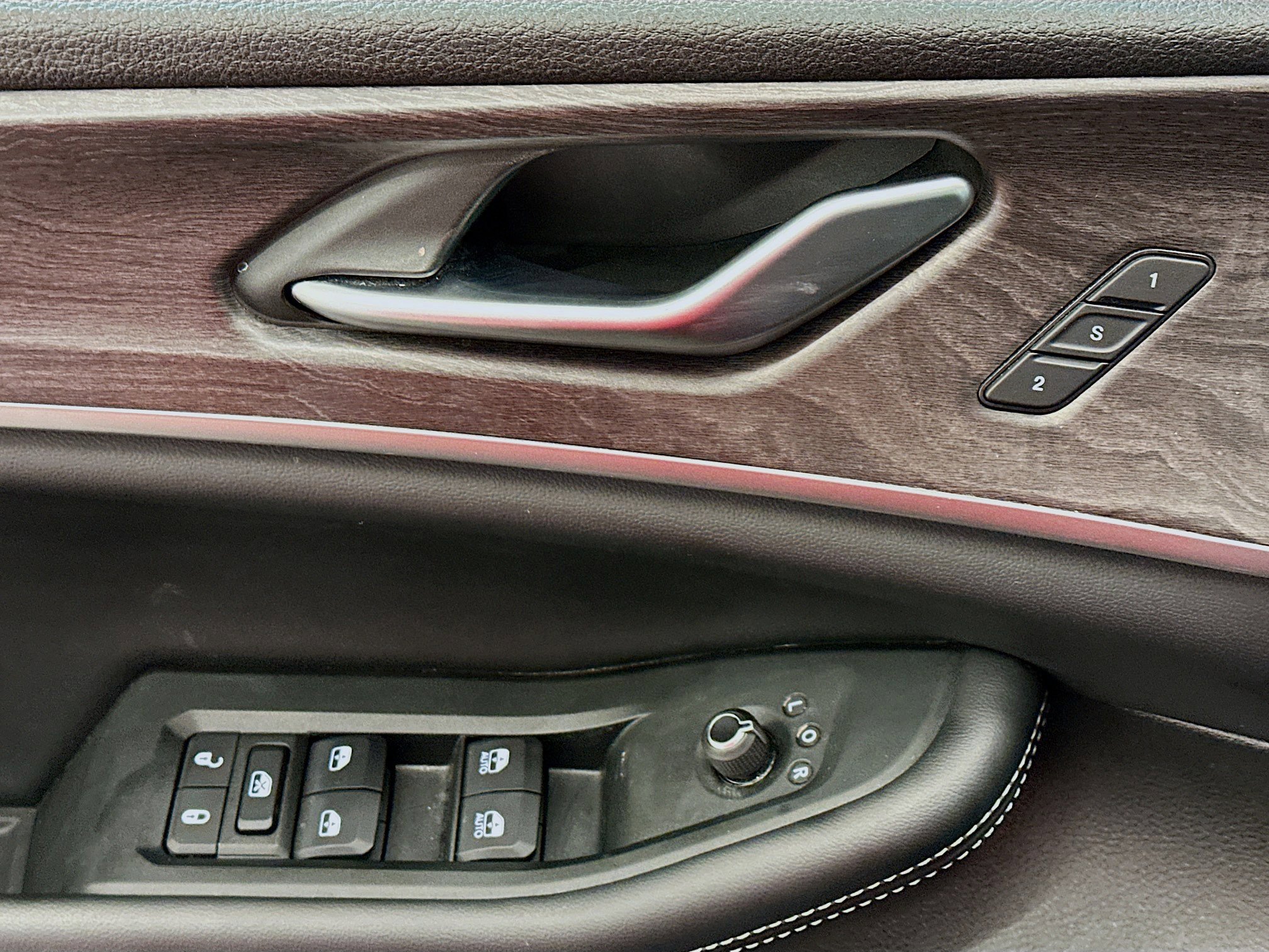 Used 2024 Jeep Grand Cherokee L Limited w/ Luxury Tech Group II image 15