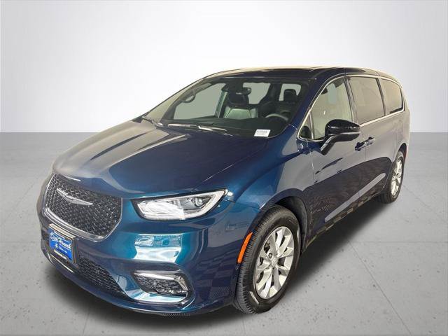 Certified 2025 Chrysler Pacifica Select AWD/4WD image 2