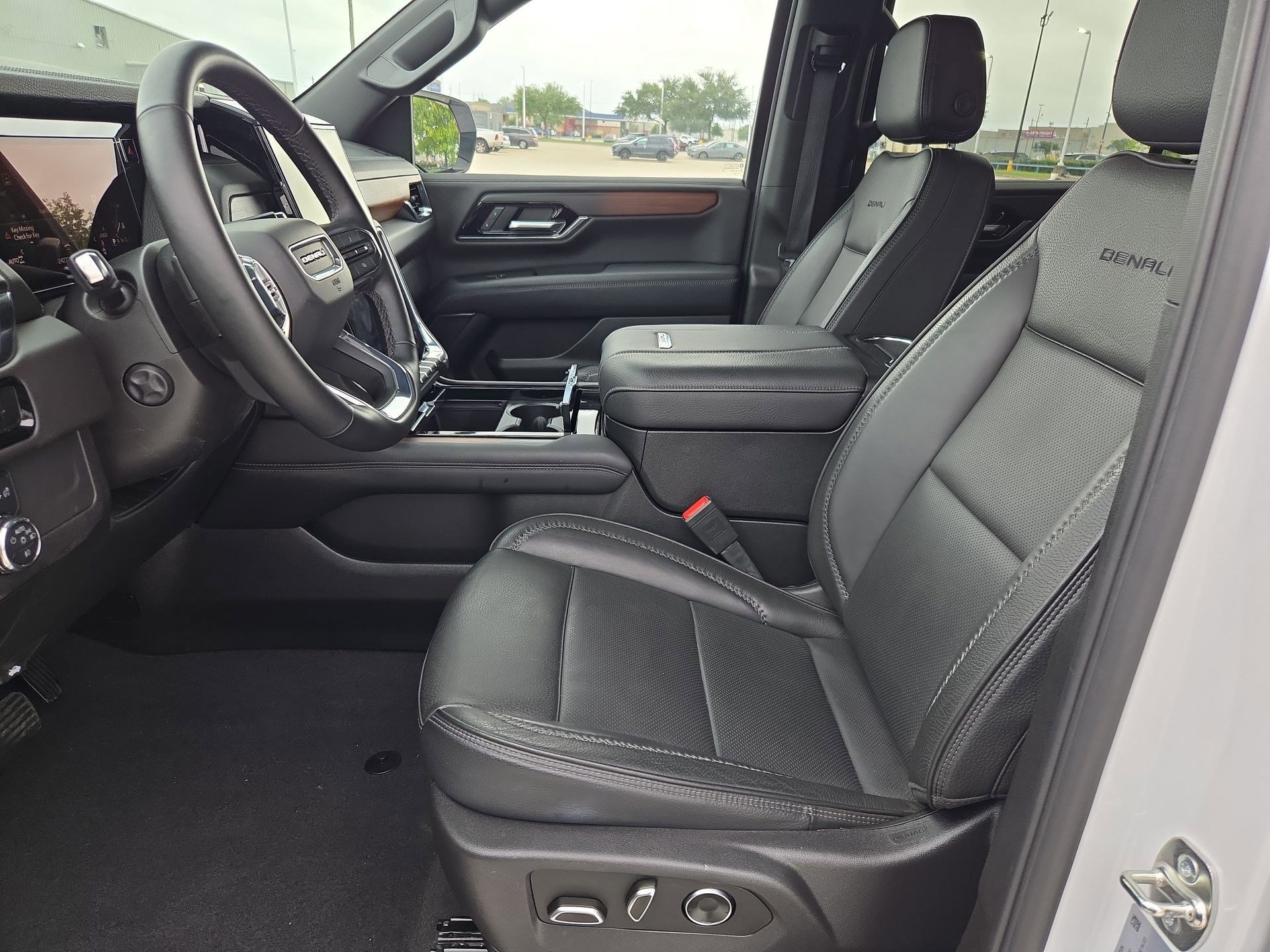 Used 2025 GMC Yukon XL Denali AWD/4WD image 16