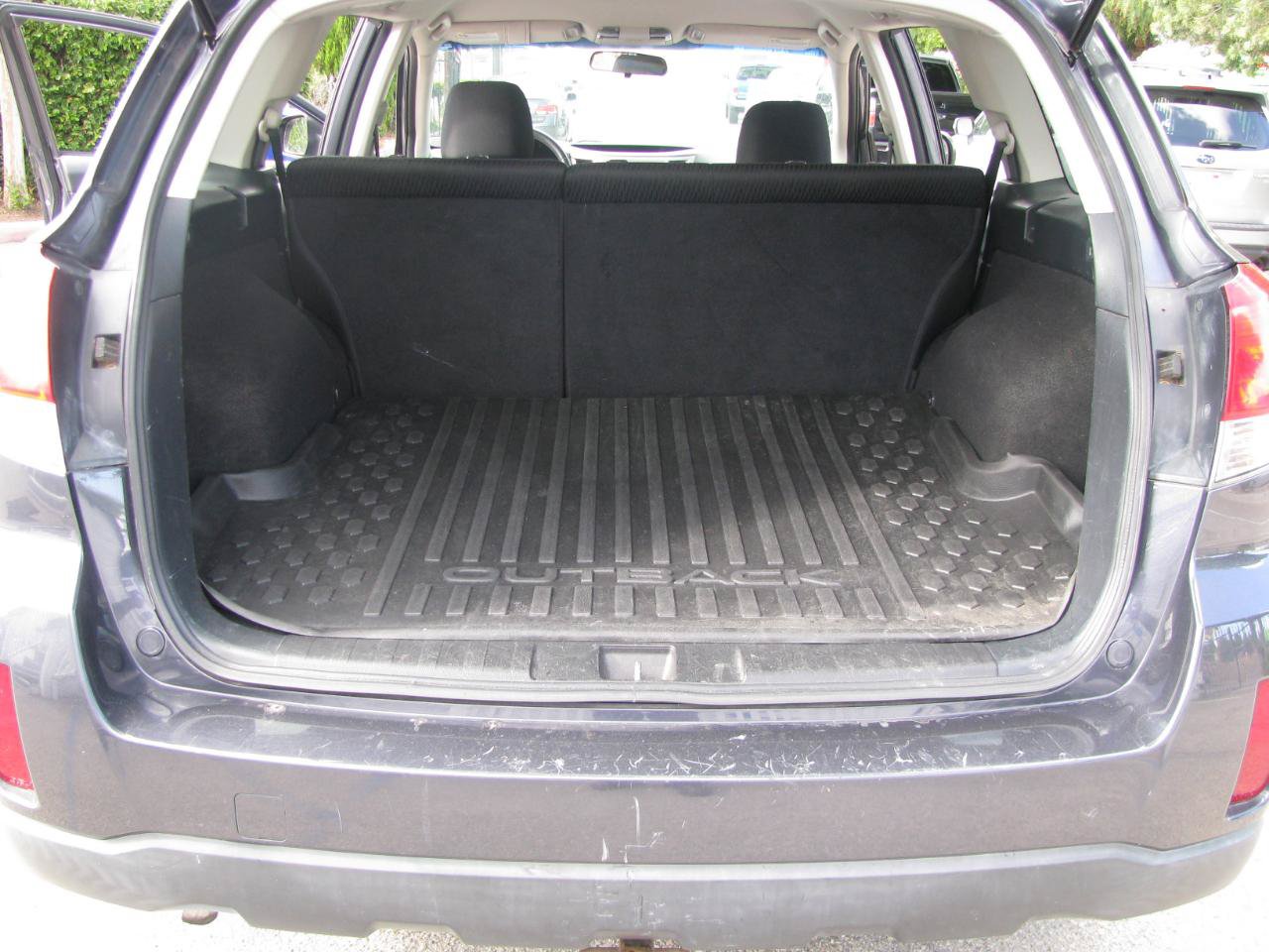 Used 2010 Subaru Outback 2.5i Premium AWD/4WD image 5