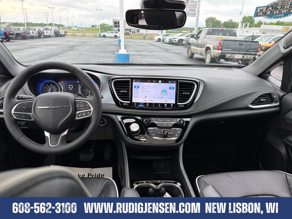 Used 2026 Chrysler Pacifica Limited FWD image 12