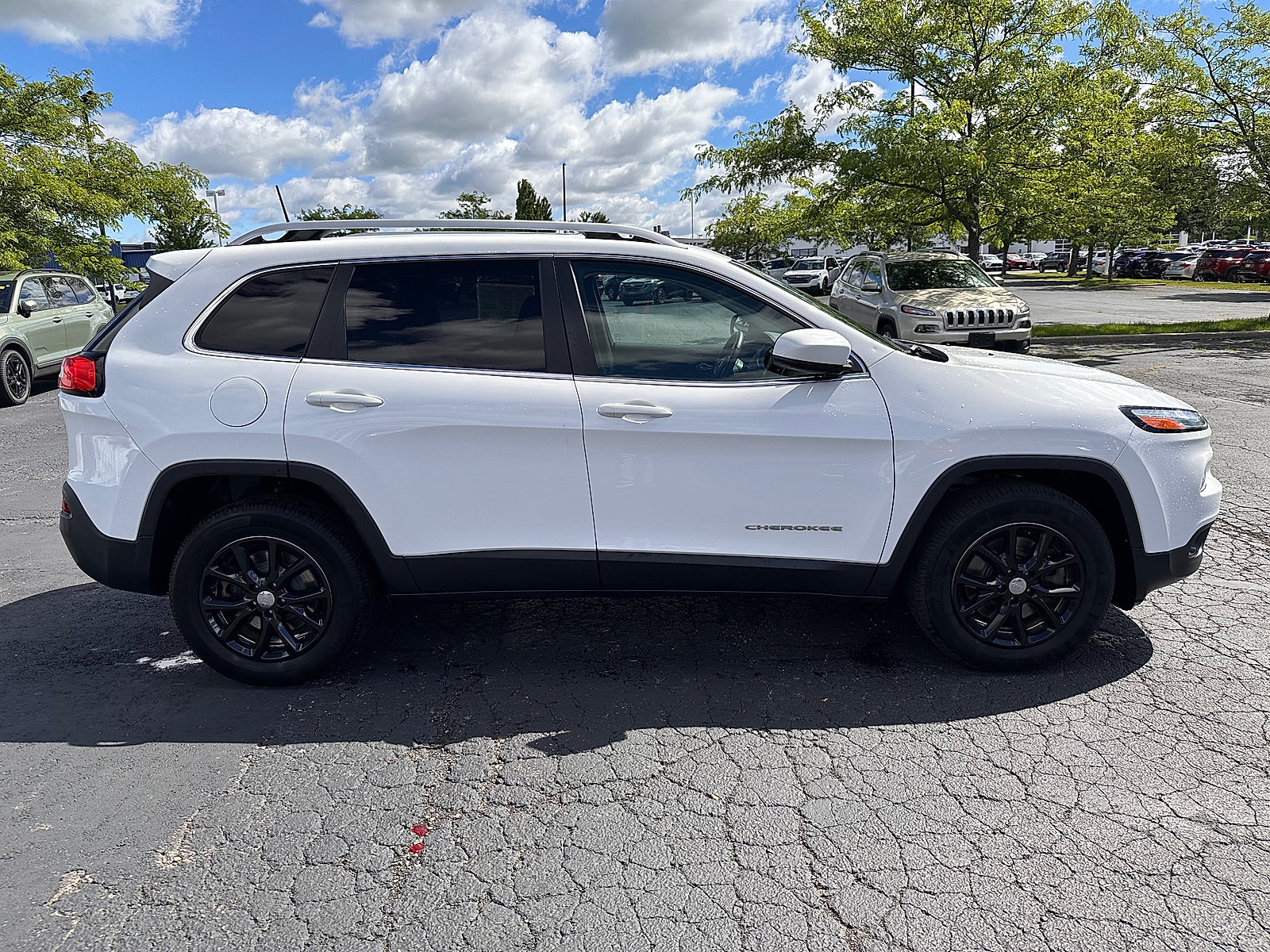Used 2017 Jeep Cherokee Latitude w/ Safety/Convenience Group AWD/4WD image 2
