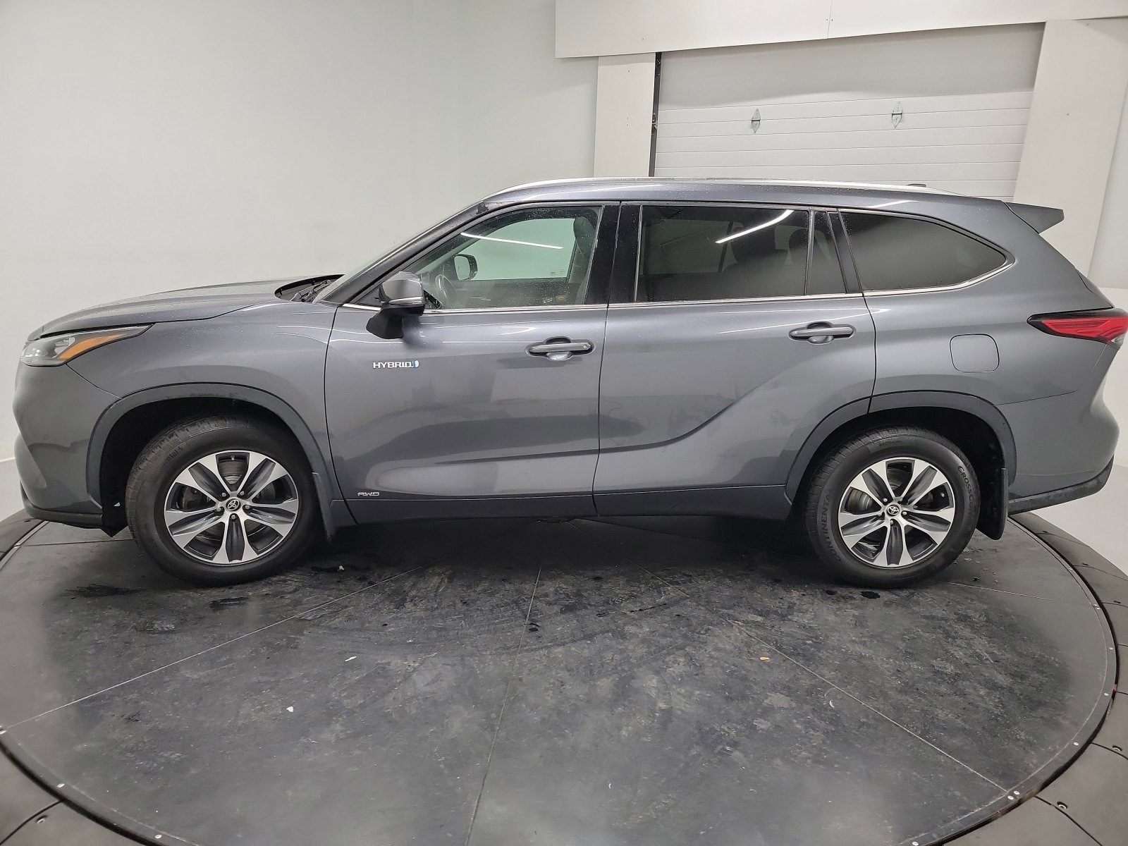 Used 2020 Toyota Highlander XLE AWD/4WD image 4