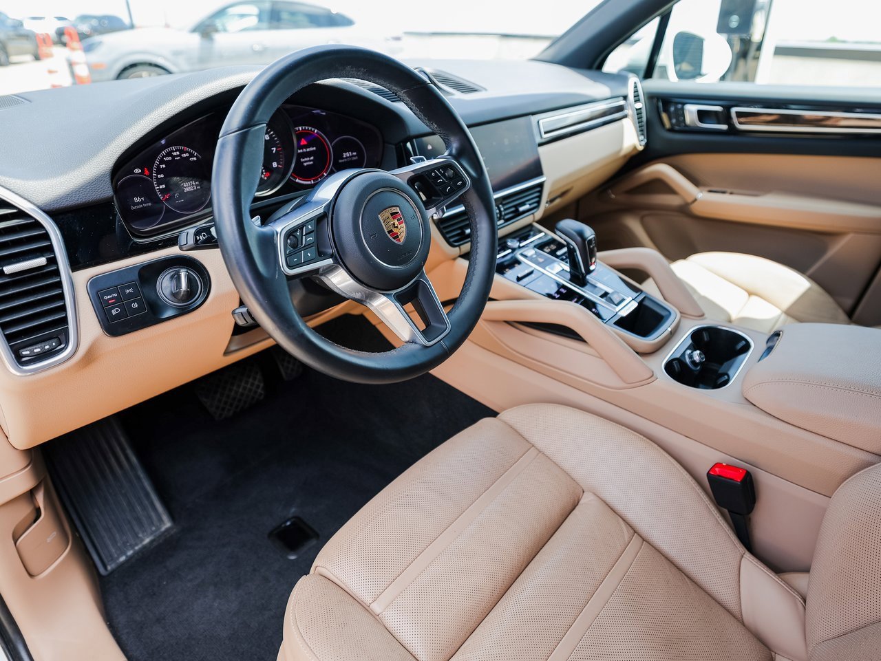 Certified 2023 Porsche Cayenne Platinum Edition image 4