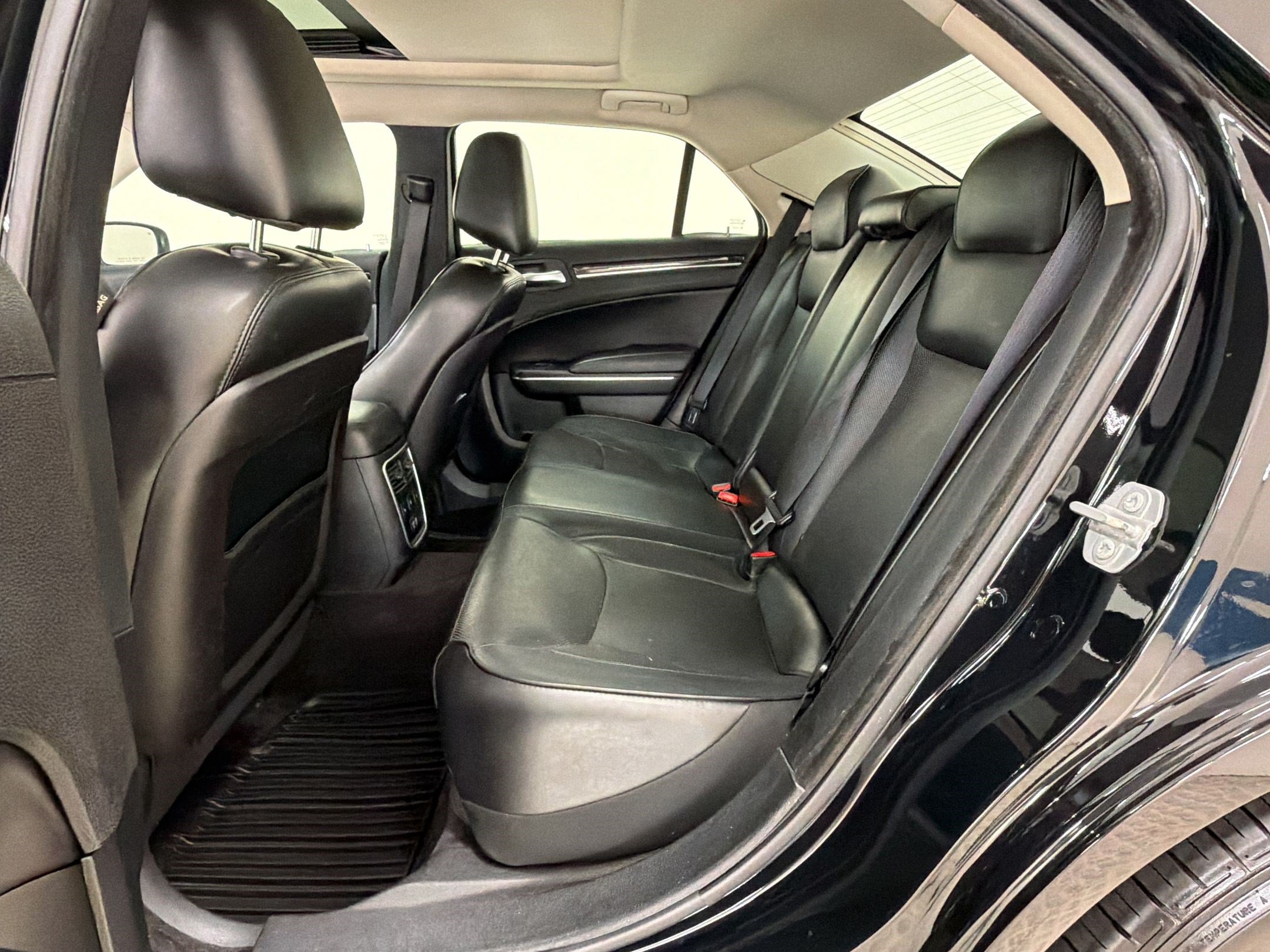 Used 2017 Chrysler 300 C RWD image 23