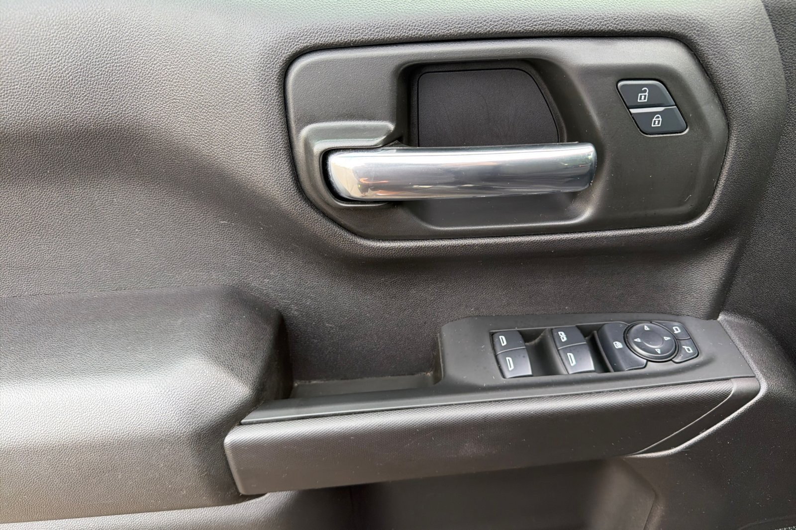 Used 2024 Chevrolet Silverado 1500 Custom Trail Boss w/ LPO, Dark Essentials Package AWD/4WD image 8