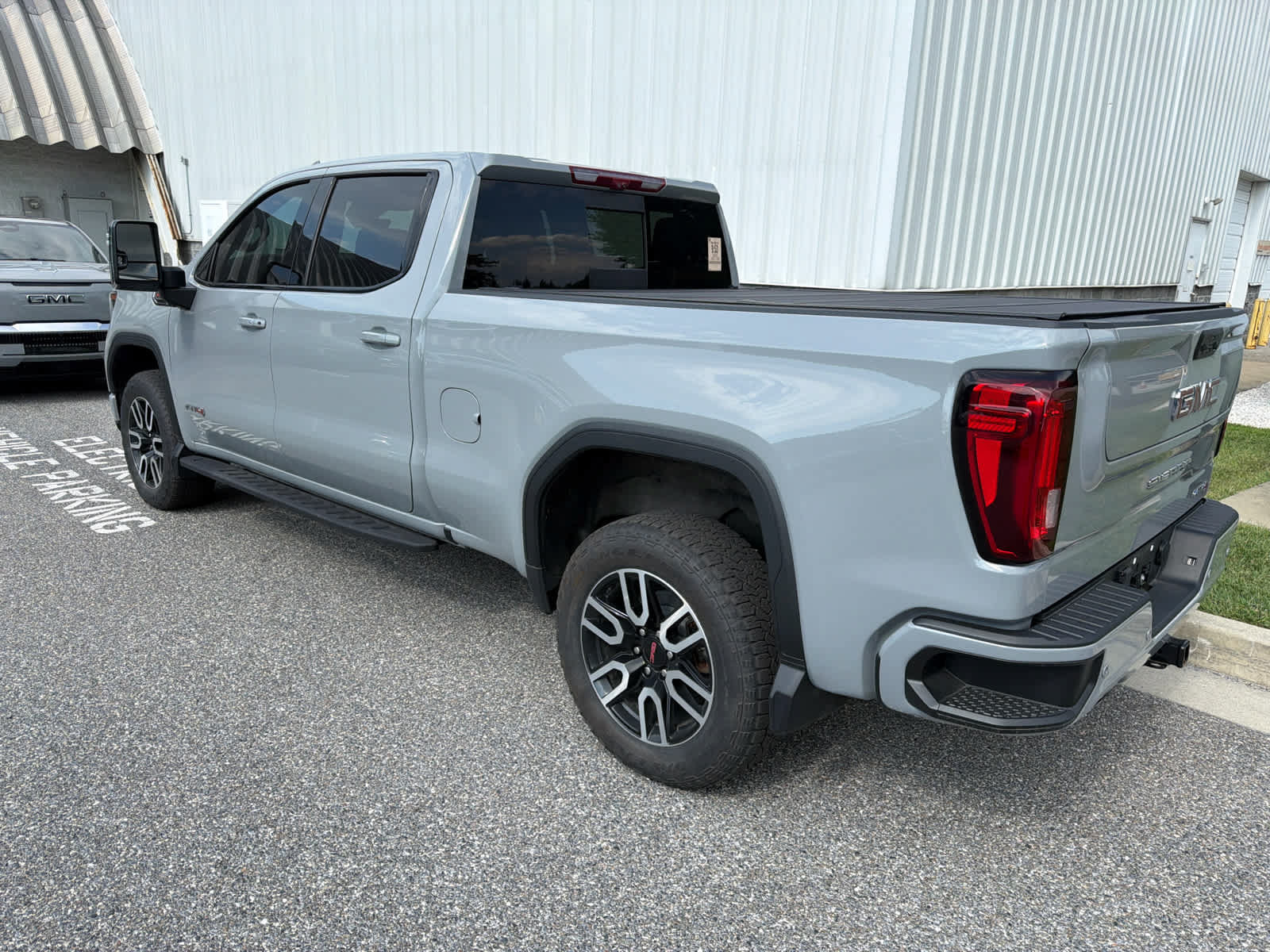 Used 2024 GMC Sierra 1500 AT4 w/ Technology Package AWD/4WD image 8