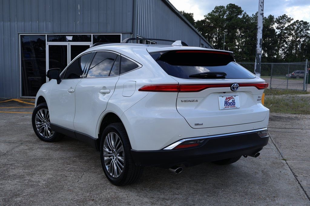 Used 2022 Toyota Venza XLE image 2