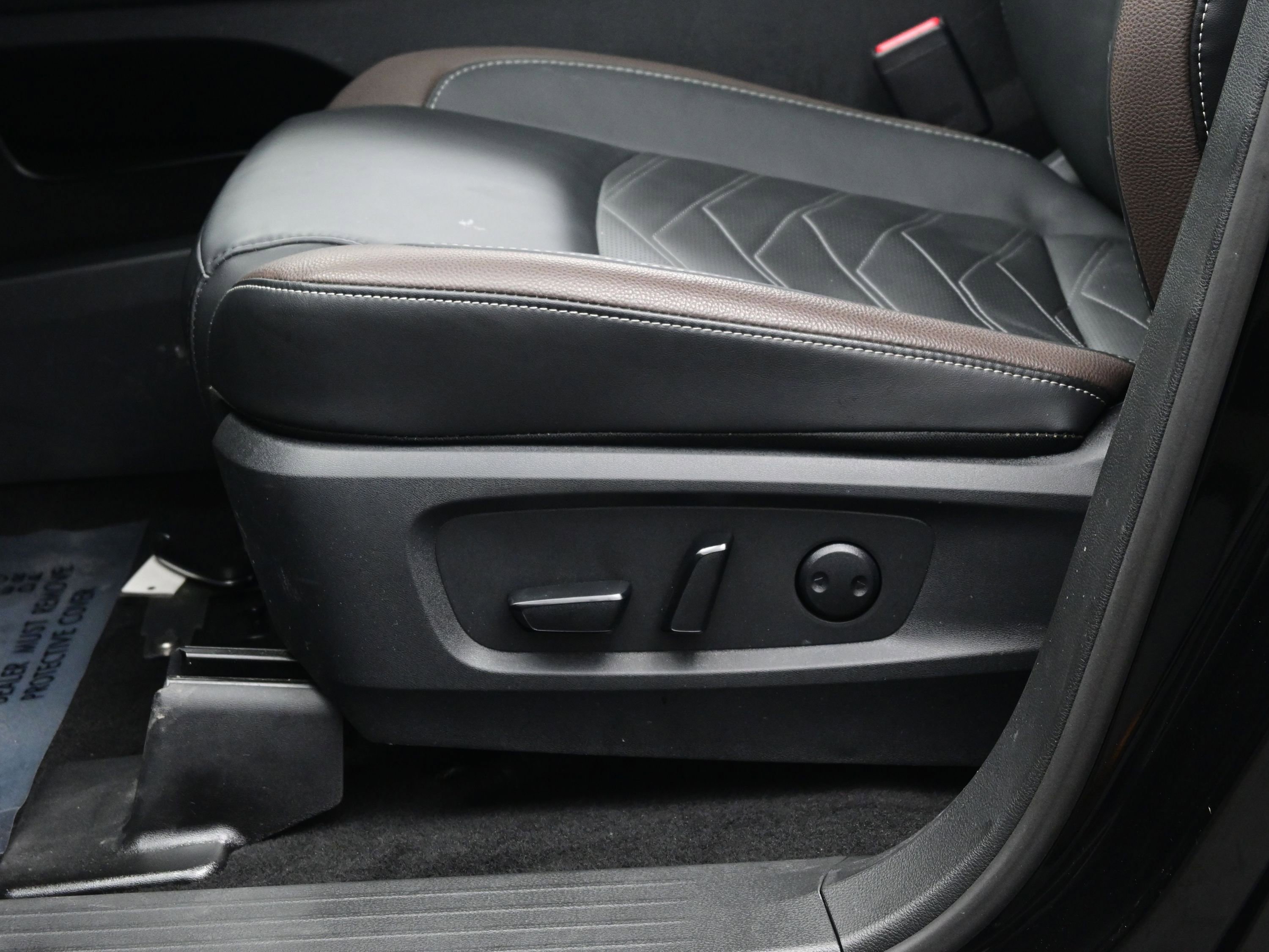 Used 2025 Nissan Pathfinder Platinum w/ Cargo Package image 11