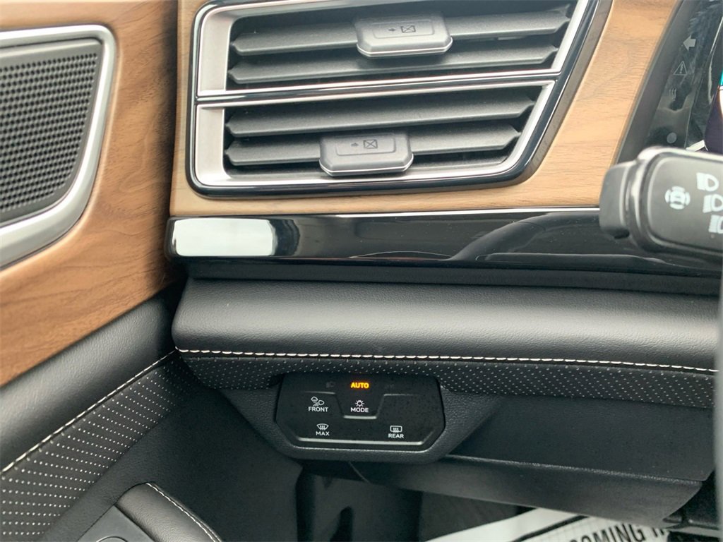 Used 2025 Volkswagen Atlas SE image 25