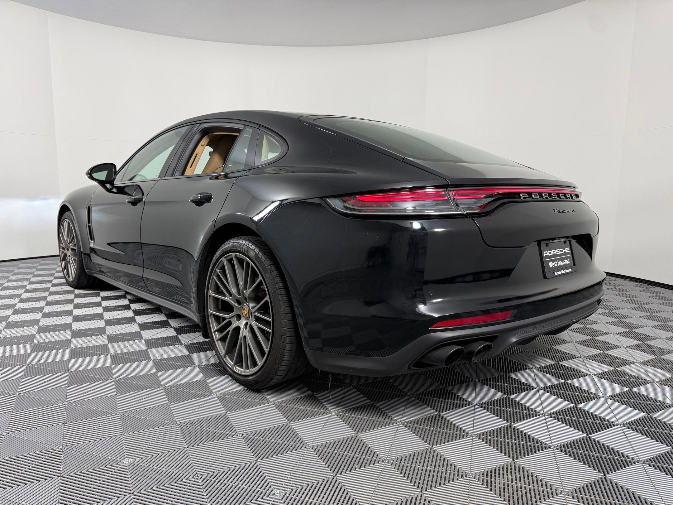 Used 2023 Porsche Panamera Platinum Edition image 3
