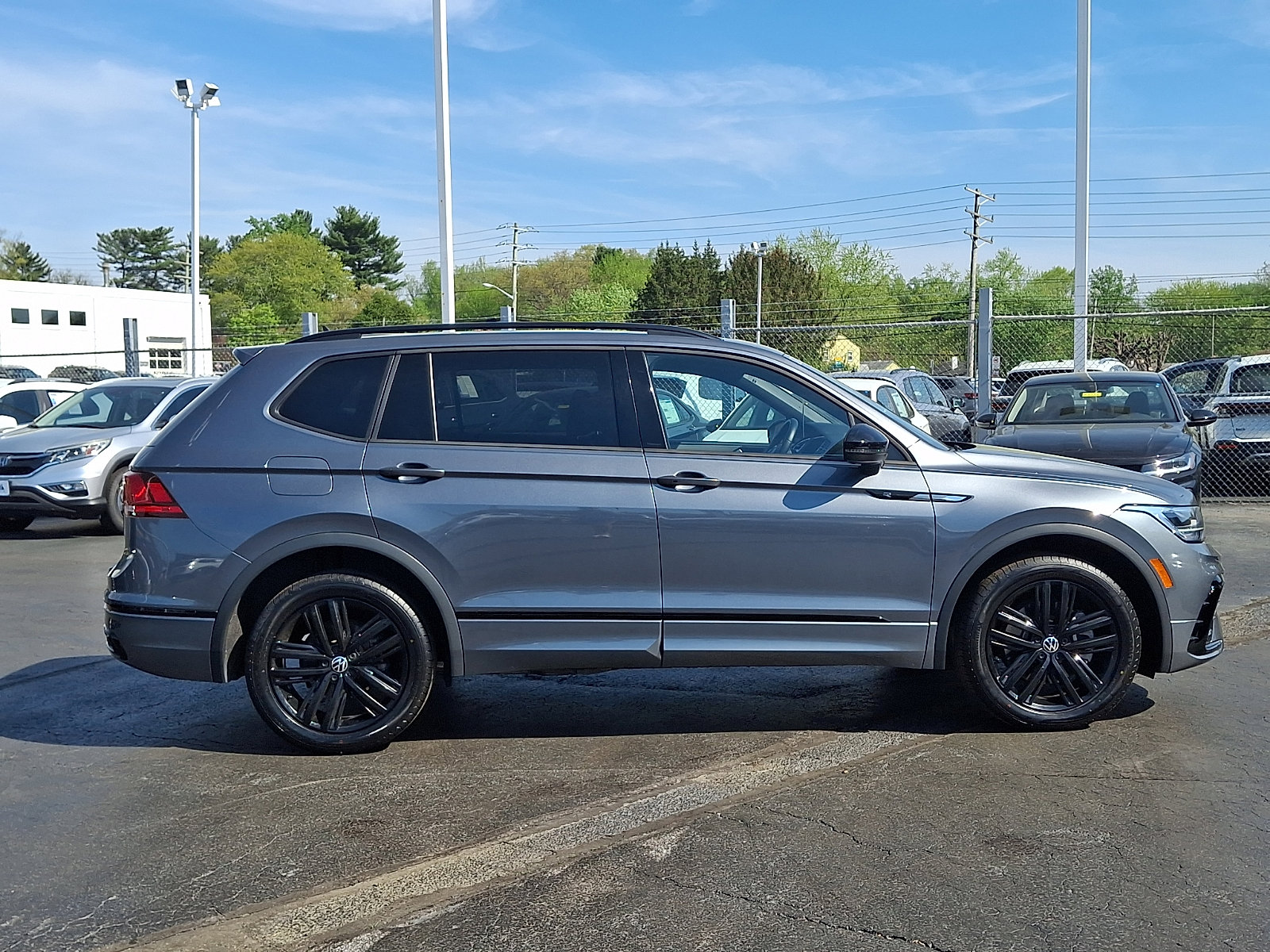 Certified 2022 Volkswagen Tiguan SE R-Line image 7