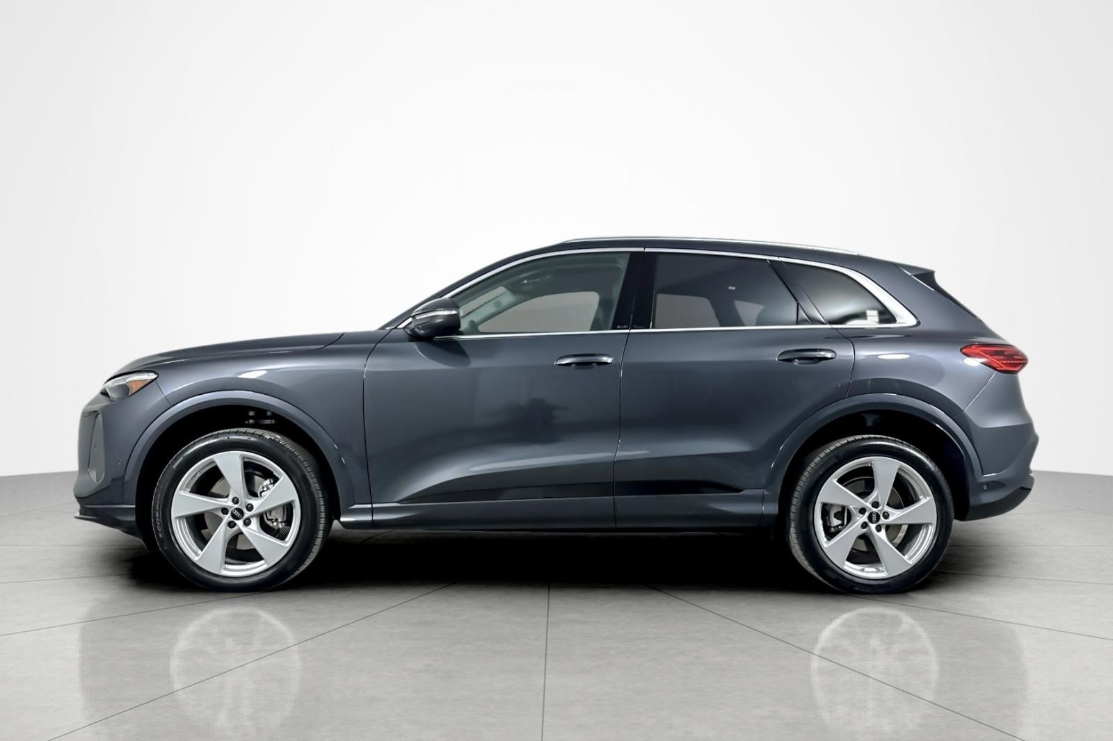 Used 2025 Audi Q5 Premium Plus w/ Premium Plus AWD/4WD image 2
