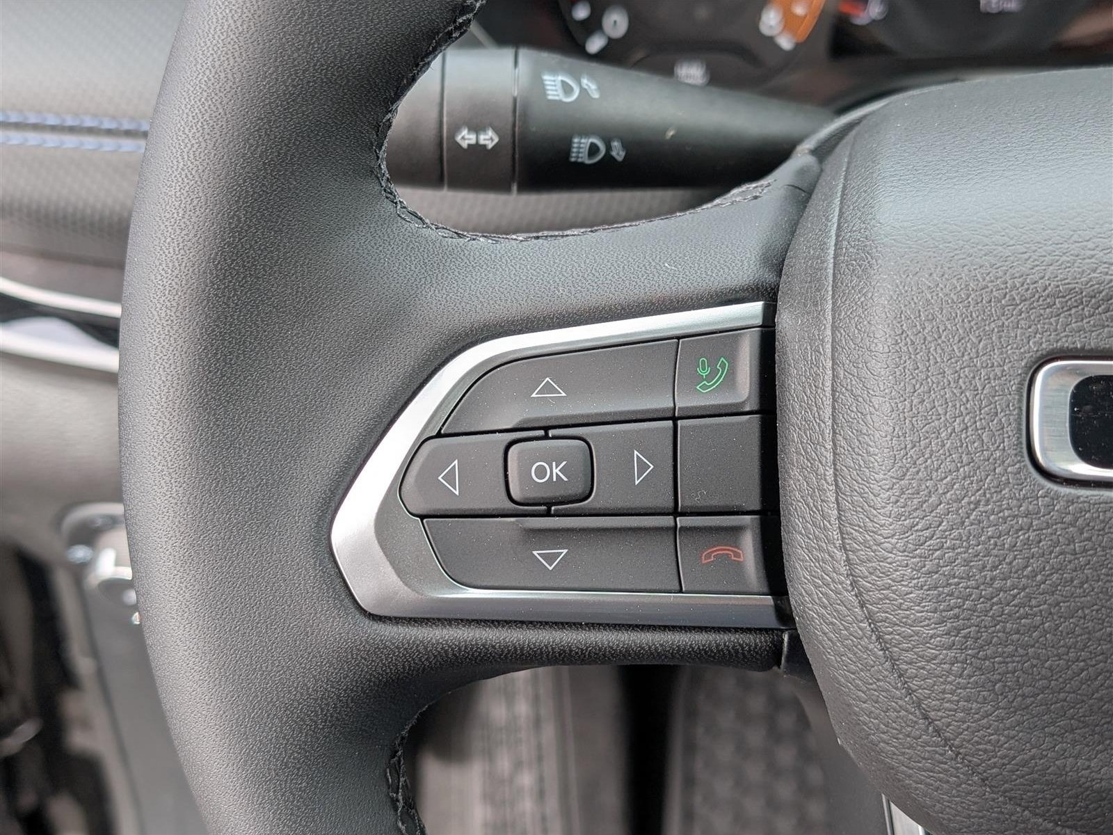New 2025 Jeep Compass Latitude w/ Sun & Sound Group AWD/4WD image 18