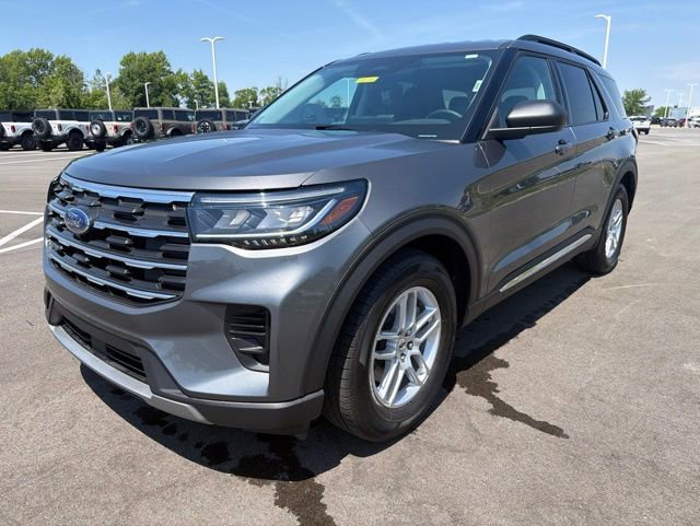 Used 2025 Ford Explorer Active RWD image 2