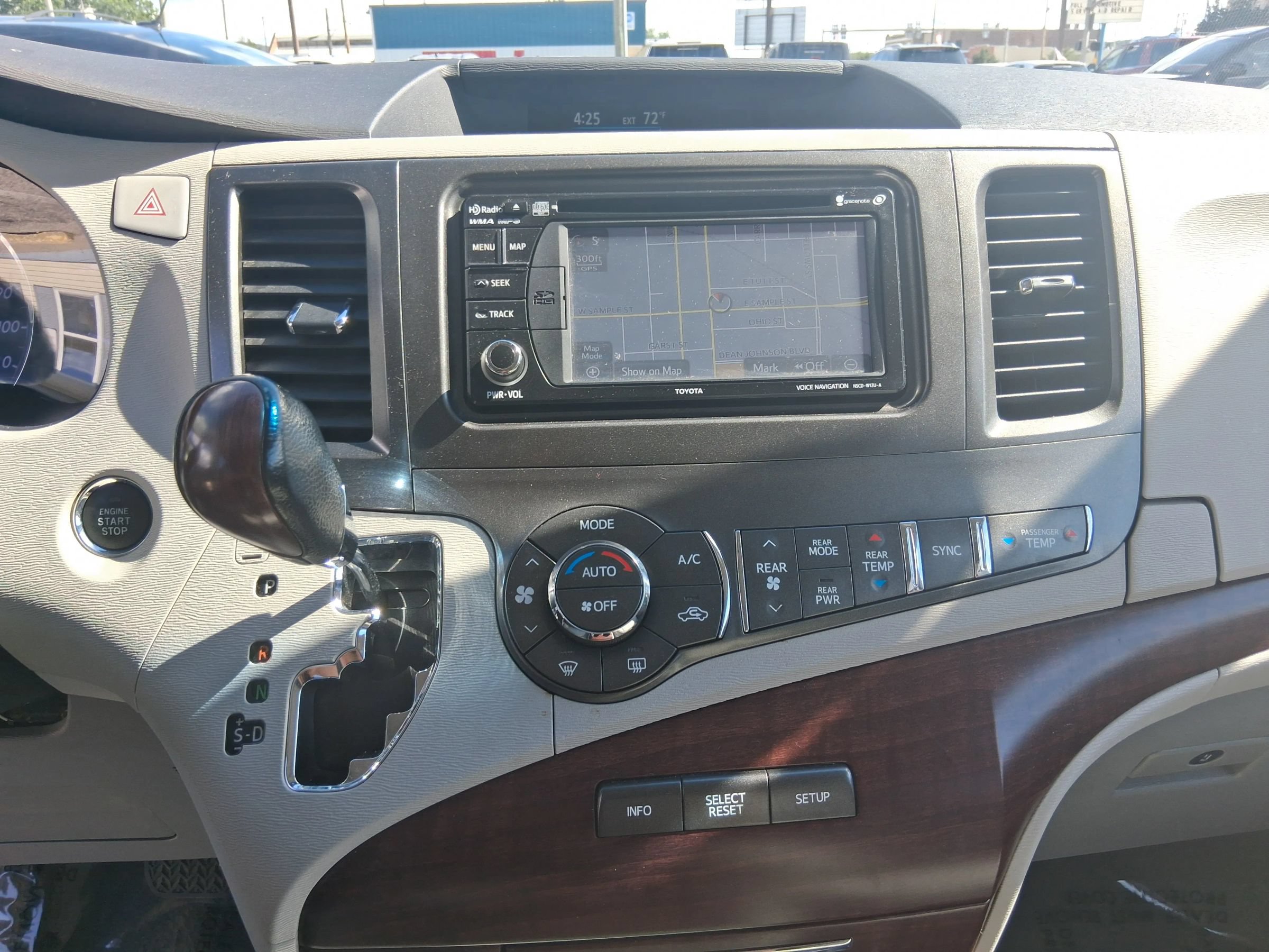 Used 2013 Toyota Sienna XLE w/ Entertainment Pkg FWD image 14