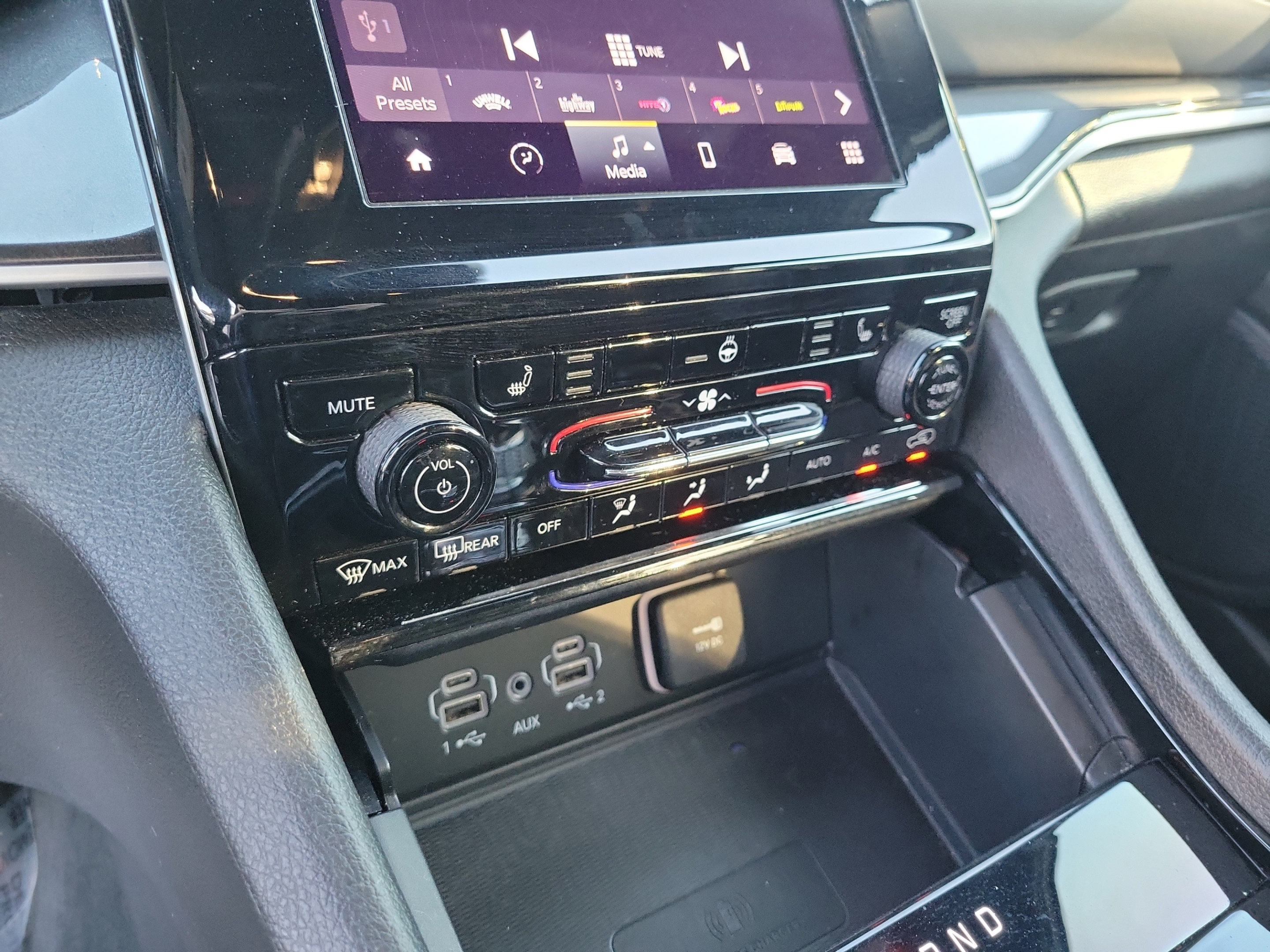Certified 2023 Jeep Grand Cherokee L Laredo AWD/4WD image 19