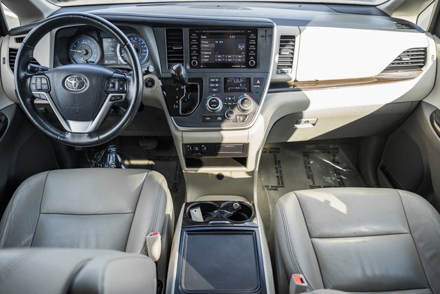 Used 2020 Toyota Sienna XLE image 21