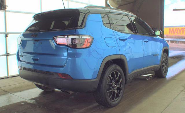 Used 2022 Jeep Compass Altitude AWD/4WD image 2