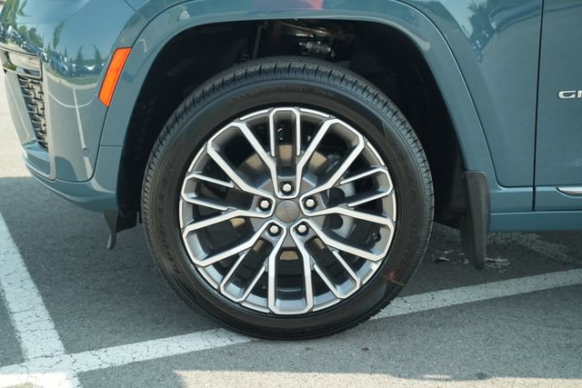 New 2026 Jeep Grand Cherokee Summit w/ MOPAR Finishing Package AWD/4WD image 9