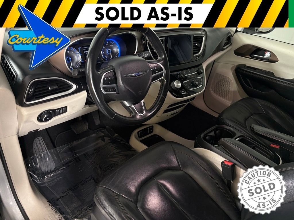 Used 2017 Chrysler Pacifica Touring-L FWD image 17