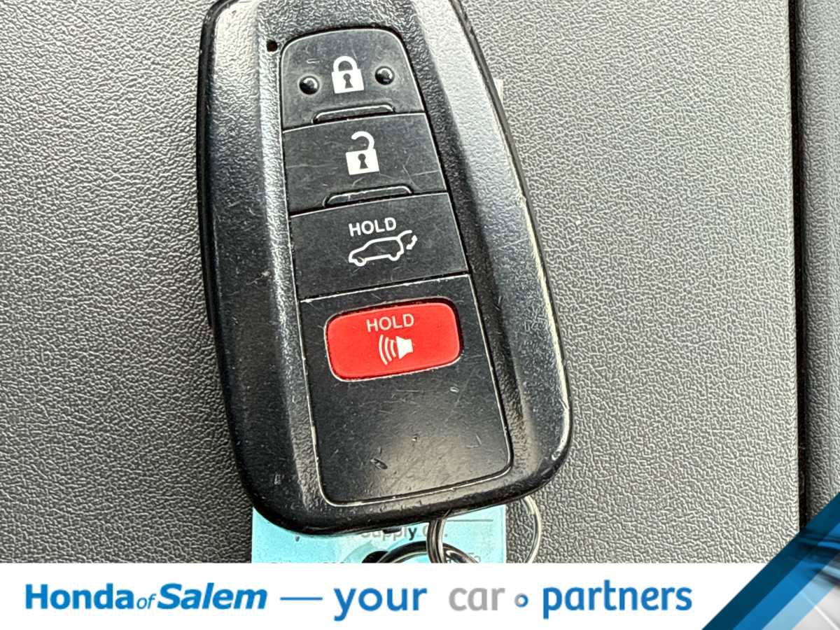 Used 2020 Toyota Highlander XLE image 20