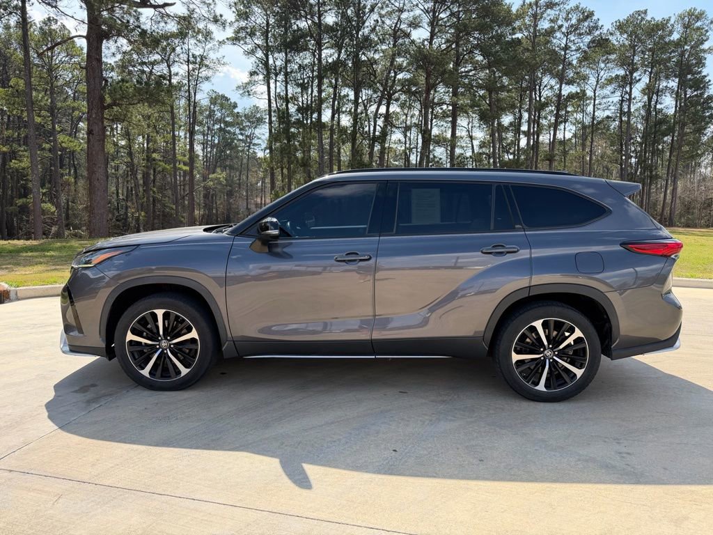 Used 2022 Toyota Highlander XSE image 2