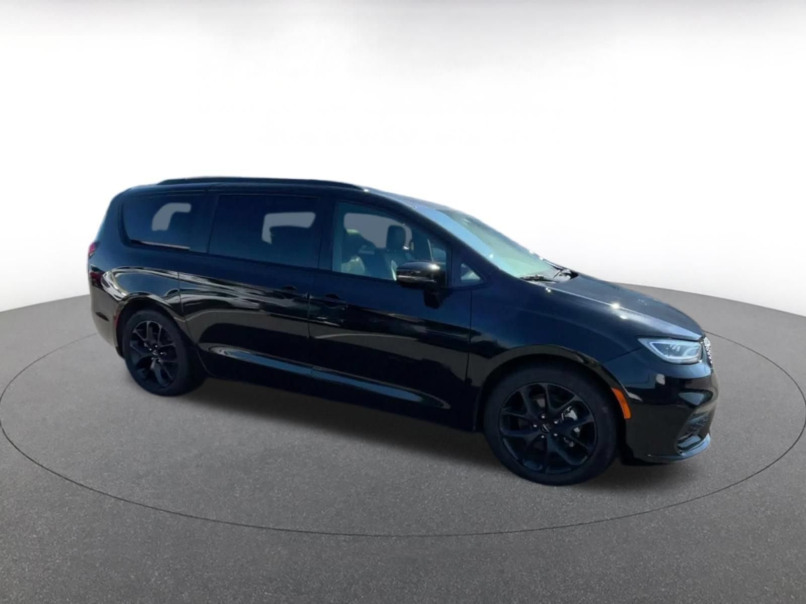 Used 2025 Chrysler Pacifica Limited FWD image 2