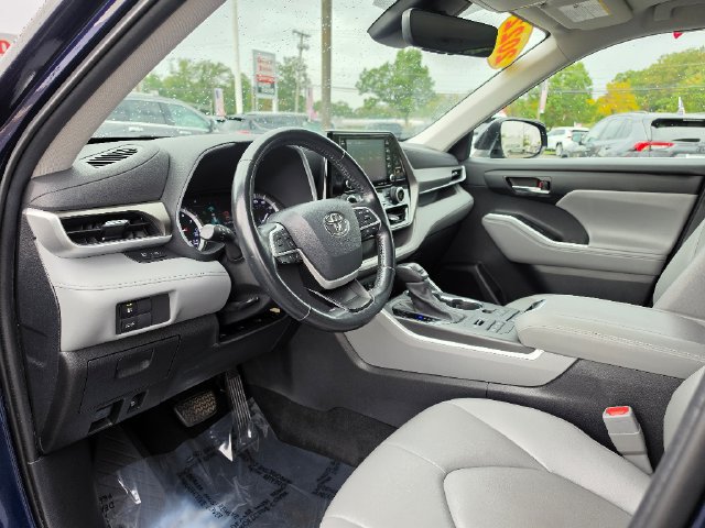 Used 2022 Toyota Highlander XLE AWD/4WD image 20