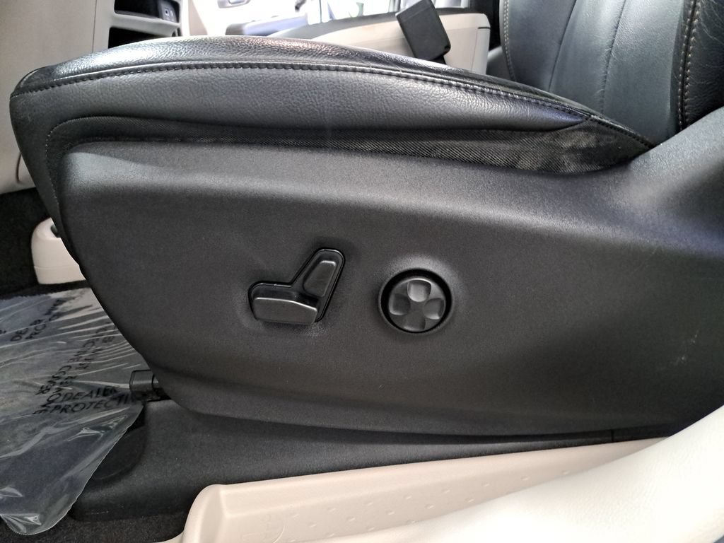 Used 2017 Chrysler Pacifica Touring-L FWD image 30