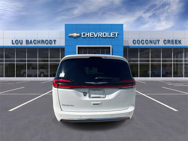 Used 2024 Chrysler Pacifica Touring image 7
