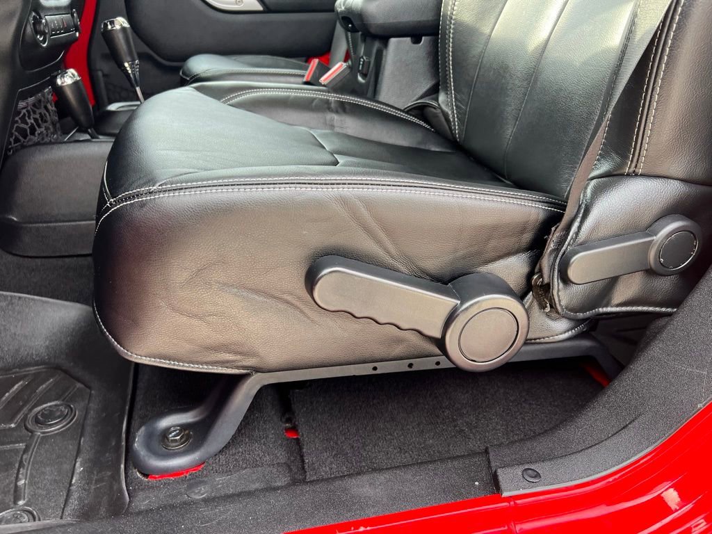 Used 2015 Jeep Wrangler Unlimited Sahara w/ Connectivity Group image 14