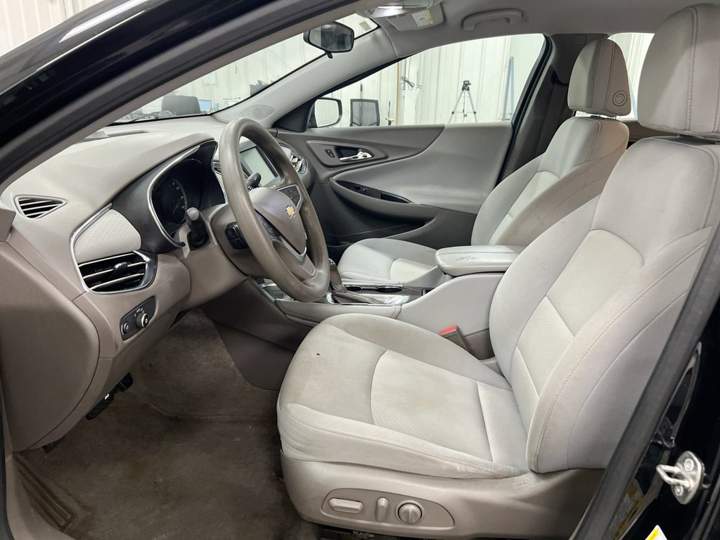 Used 2017 Chevrolet Malibu LT FWD image 19