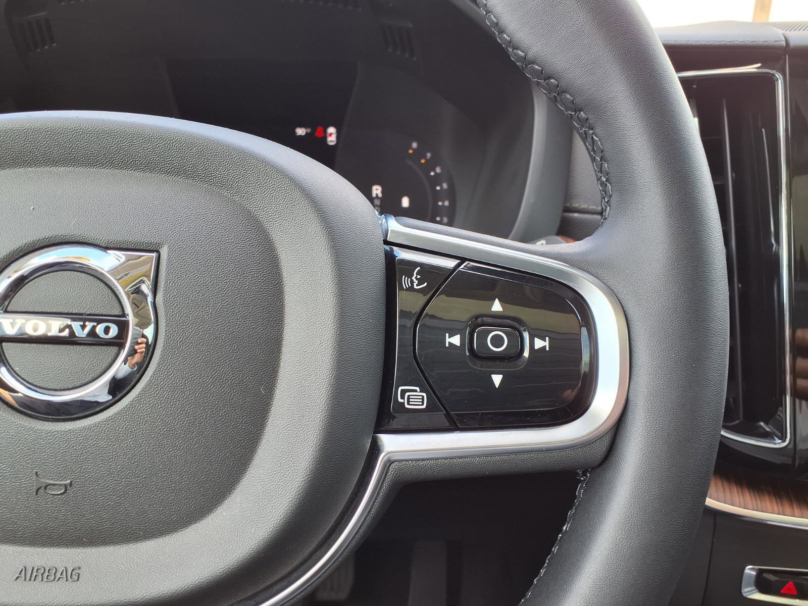 Certified 2023 Volvo XC60 B5 Ultimate w/ Climate Package image 28