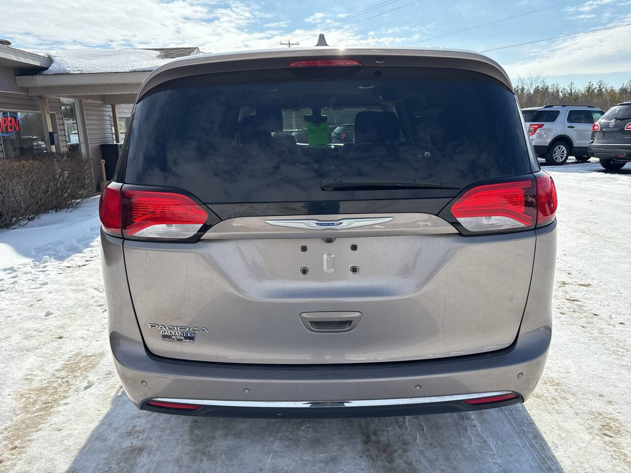 Used 2018 Chrysler Pacifica Touring-L Plus FWD image 5