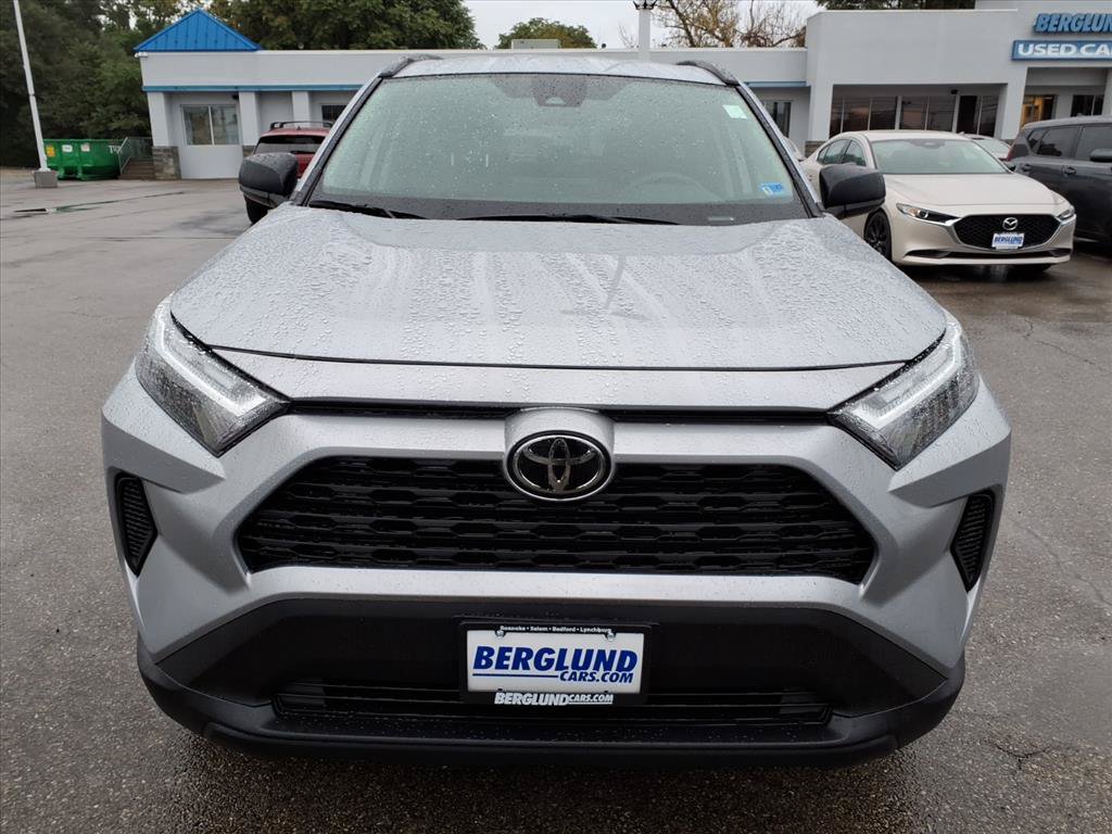 Used 2025 Toyota RAV4 LE AWD/4WD image 9