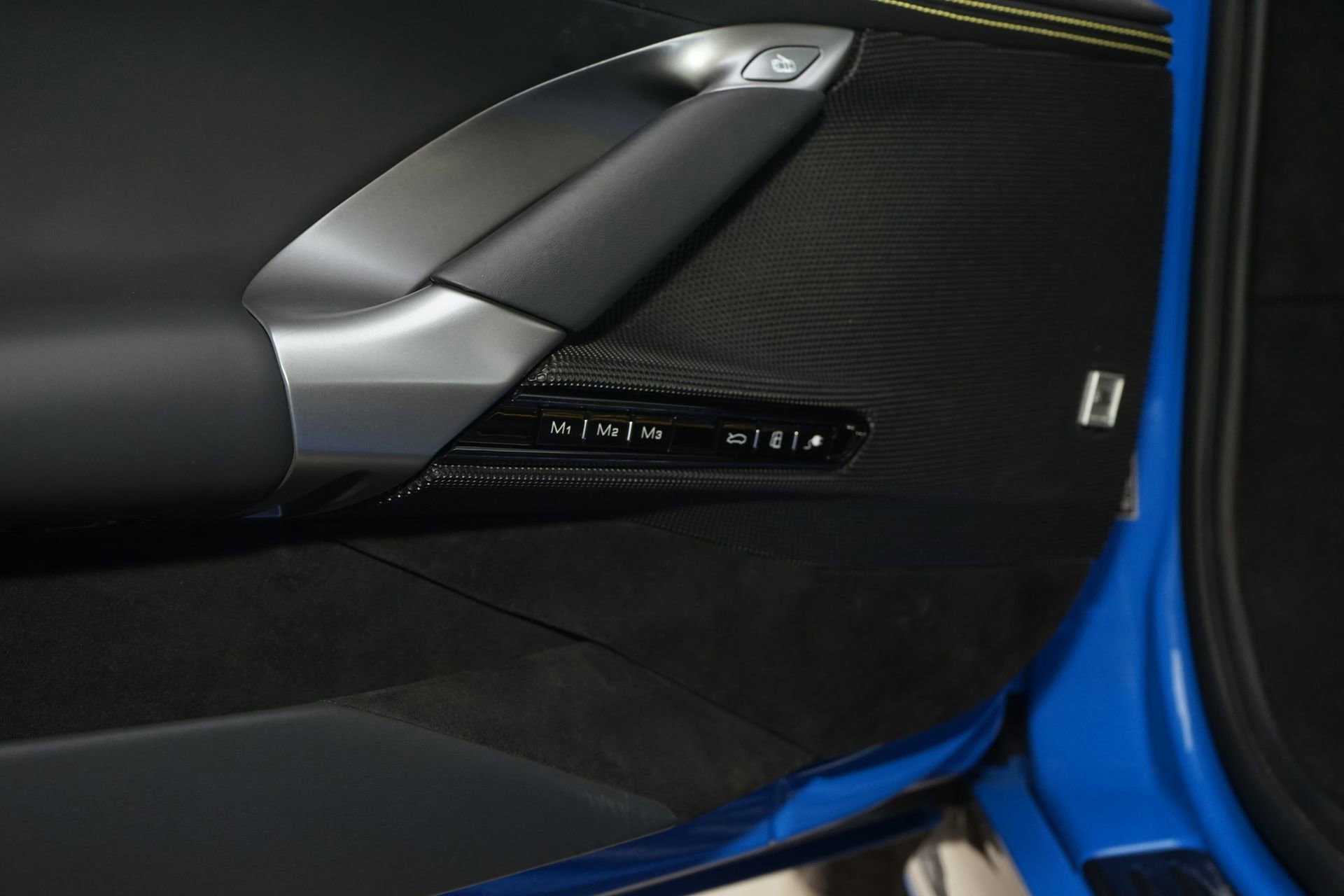 Used 2025 Ferrari SF90 Spider image 28