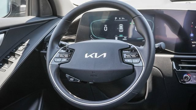 Used 2025 Kia Niro EX FWD image 17