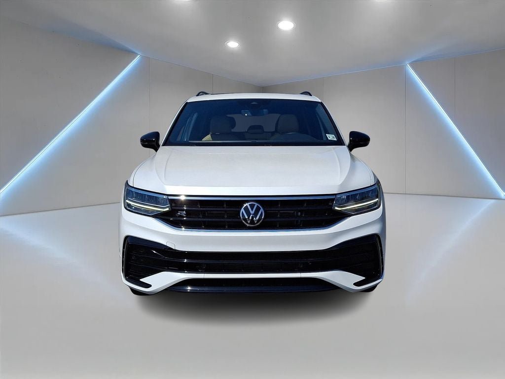 Used 2023 Volkswagen Tiguan SE R-Line AWD/4WD image 2