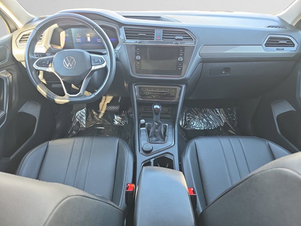 Used 2023 Volkswagen Tiguan SE w/ Panoramic Sunroof Package image 10