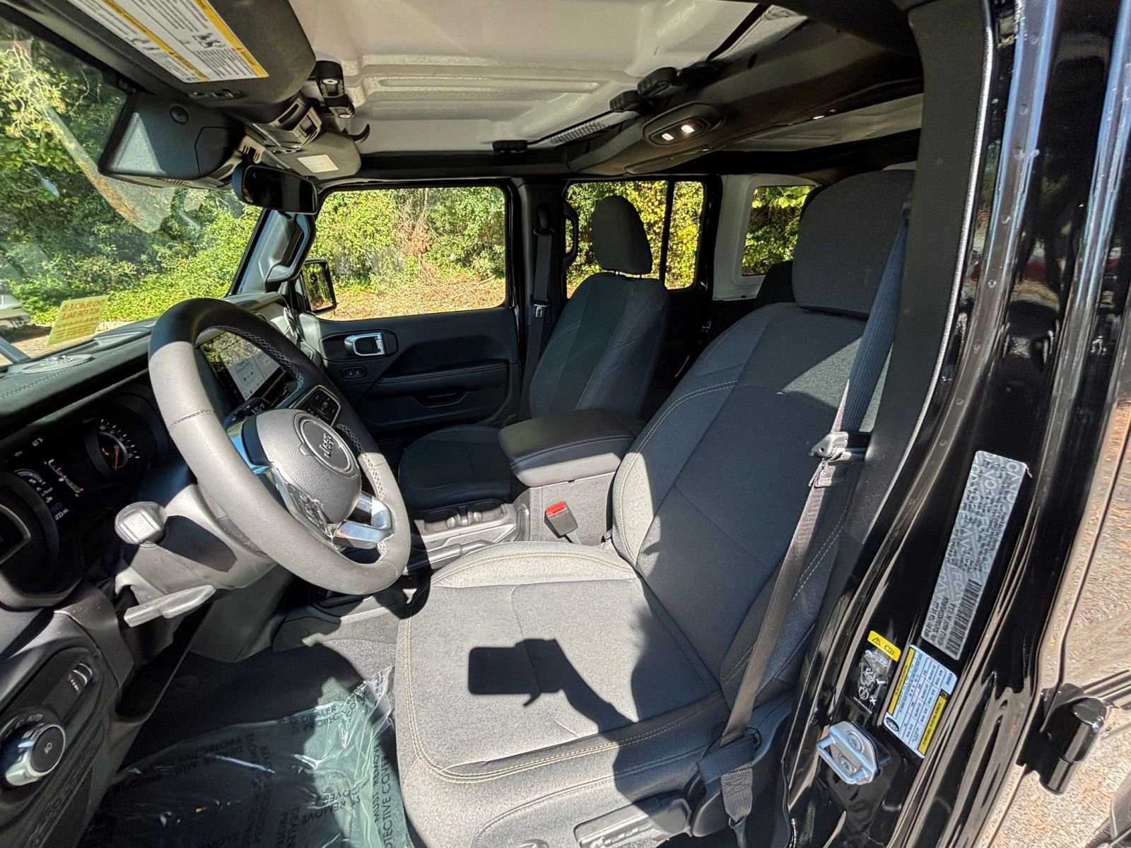 Used 2025 Jeep Wrangler Sahara image 36